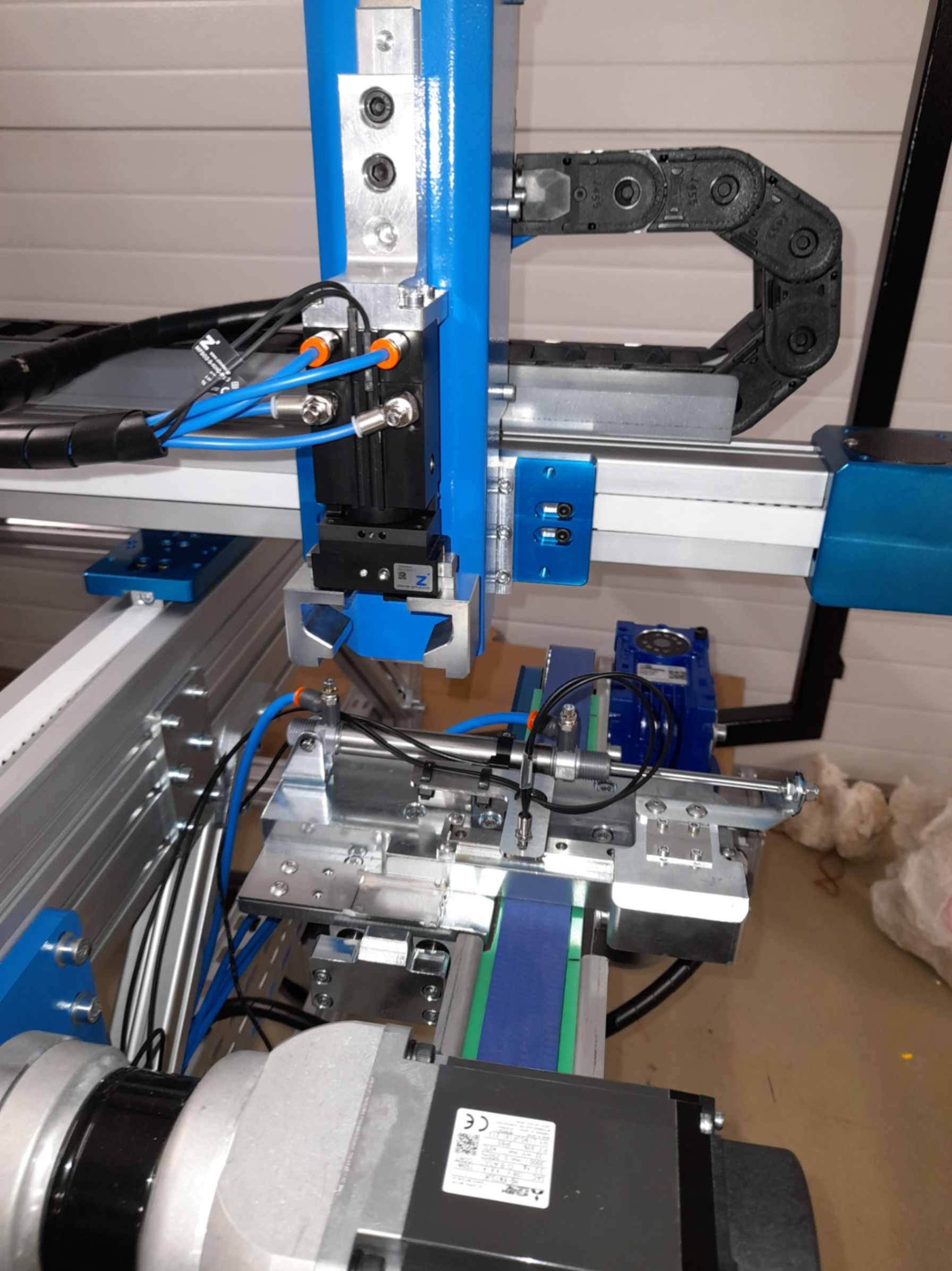 Stacja pobierania zawiasów